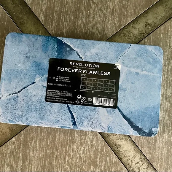 Makeup Revolution Eyeshadow Palette London Forever Flawless Ice, 18 Shades New - Picture 7 of 7